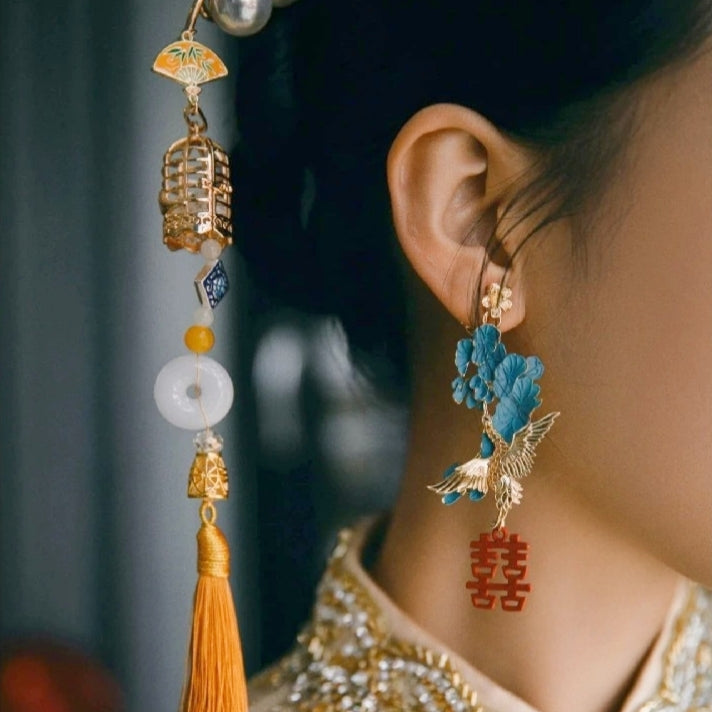 Chinese queen, crown on head, earrings on ear, necklace, traditional china  clothing - SeaArt AI
