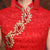 Flügelärmeliges, knielanges chinesisches Hochzeitskleid aus Spitze