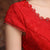 Flügelärmeliges, knielanges chinesisches Hochzeitskleid aus Spitze