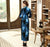 Vestido chino cheongsam de terciopelo floral de longitud completa con mangas 3/4