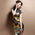 Chinesisches Cheongsam-Kleid mit Flügelärmeln und Spitzenausschnitt aus Seidenmischung