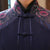 Chinesischer Mantel mit Blumenapplikationen an Schulter und Bündchen mit Riemenknöpfen