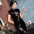 Knielanges Cheongsam Qipao Kleid aus Samt mit Flügelärmeln und Blumenapplikationen