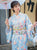Accappatoio kimono retrò giapponese da ragazza con motivo floreale