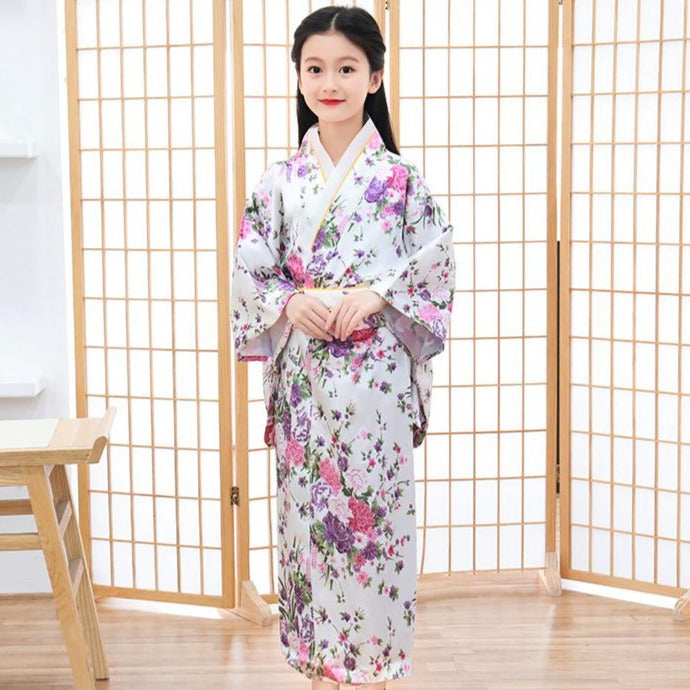 Kimono tradizionale giapponese da bambina in seta floreale Yukata