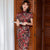 Flügelärmeliges, knielanges chinesisches Cheongsam-Kleid aus Seide mit Blumenmuster