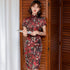 Flügelärmeliges, knielanges chinesisches Cheongsam-Kleid aus Seide mit Blumenmuster