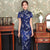 Klassisches chinesisches Cheongsam-Kleid mit Blumenbrokat und offener Vorderseite