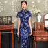 Vestido chino cheongsam clásico con frente abierto con brocado floral