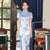 Vestido chino cheongsam clásico con frente abierto con brocado floral