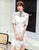Vestido chino de gasa cheongsam de media manga con cuello de ilusión bordado floral