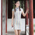 Gestreiftes chinesisches Cheongsam-Kleid mit charakteristischer Baumwolle und Flügelärmeln