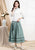In voller Länge charakteristischer Baumwollrock im chinesischen Stil mit Quaste