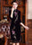 Vestido chino cheongsam de terciopelo de manga larga con bordado floral hasta la rodilla