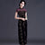 Chinesisches Cheongsam-Kleid aus Samt mit Illusionsausschnitt und Flügelärmeln mit Blumenapplikationen