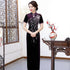 Chinesisches Cheongsam-Kleid aus Samt mit Schlüsselloch-Ausschnitt und Flügelärmeln mit Blumenapplikationen