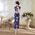 Teelanges chinesisches Cheongsam-Kleid mit Flügelärmeln und Blumen