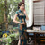 Teelanges chinesisches Cheongsam-Kleid mit Flügelärmeln und Blumen