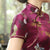 Chinesisches Cheongsam-Kleid mit Flügelärmeln und Blumenbrokat in Teelänge