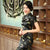 Chinesisches Cheongsam-Kleid mit Flügelärmeln und Blumenbrokat in Teelänge