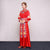 Traditioneller chinesischer Hochzeitsanzug mit Pfingstrosenstickerei und Quasten