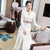Robe pull de style chinois à manches longues et col en V avec ceinture à broderie florale