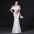 Vestido de fiesta chino de sirena con bordado floral y cuello de ilusión con capa