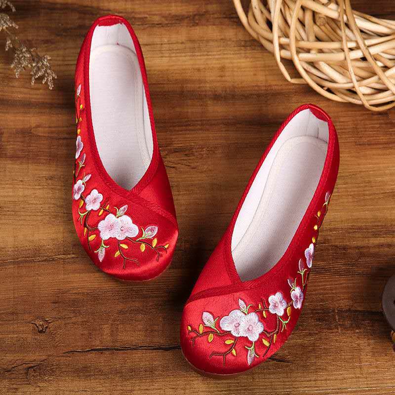 Traditional Chinese Floral Embroidery Shoes Dancing Shoes
