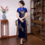 Kurzärmliges Cheongsam-Abendkleid in voller Länge mit Blumenapplikationen aus Samt