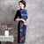 Knielanges Cheongsam-Abendkleid aus Samt und Blumenbrokat