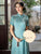 Traditionelles chinesisches Cheongsam-Kleid in voller Länge mit Stehkragen aus Blumenseide