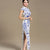 Chinesisches Cheongsam-Kleid mit Mandarinkragen und Flügelärmeln in Blau und Weiß mit Porzellanmuster