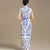 Chinesisches Cheongsam-Kleid mit Mandarinkragen und Flügelärmeln in Blau und Weiß mit Porzellanmuster