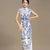 Vestido chino cheongsam con cuello mandarín y manga casquillo azul y blanco con patrón de porcelana