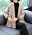 Manteau de mère en tricot de style chinois à col en V et ourlet asymétrique