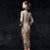 Teelanges traditionelles chinesisches Cheongsam-Kleid aus Wildleder mit Blumenmuster