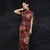 Chinesisches Cheongsam-Kleid mit Flügelärmeln und Blumenmuster aus Seidenmischung mit Riemenknöpfen