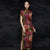 Chinesisches Cheongsam-Kleid mit Flügelärmeln und Blumenmuster aus Seidenmischung mit Riemenknöpfen
