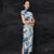 Teelanges Cheongsam Qipao Kleid mit Flügelärmeln und Blumen