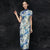 Teelanges Cheongsam Qipao Kleid mit Flügelärmeln und Blumen