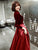 Chinesisches Kleid mit V-Ausschnitt aus Samt mit Faltenrock