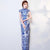 Chinesisches Cheongsam Qipao Kleid aus Brokat in Blau & Weiß mit Porzellanmuster