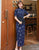 Traditionelles Cheongsam Retro-Chinesisches Spitzenkleid mit vergoldeten Blumenapplikationen