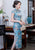 Traditionelles Cheongsam, figurbetontes chinesisches Kleid mit Flügelärmeln aus Seidenmischung