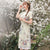 Kurzärmliges, knielanges Aodai-Tageskleid im chinesischen Stil mit Blumenmuster