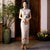 Traditionelles chinesisches Cheongsam-Kleid mit Mandarinkragen und Flügelärmeln