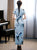 Traditionelles chinesisches Cheongsam-Kleid mit Stehkragen und kurzen Ärmeln