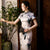 Traditionelles chinesisches Cheongsam-Kleid mit Stehkragen und kurzen Ärmeln