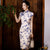 Traditionelles Cheongsam-Knielanges chinesisches Blumenkleid mit Flügelärmeln