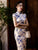 Traditionelles Cheongsam-Knielanges chinesisches Blumenkleid mit Flügelärmeln